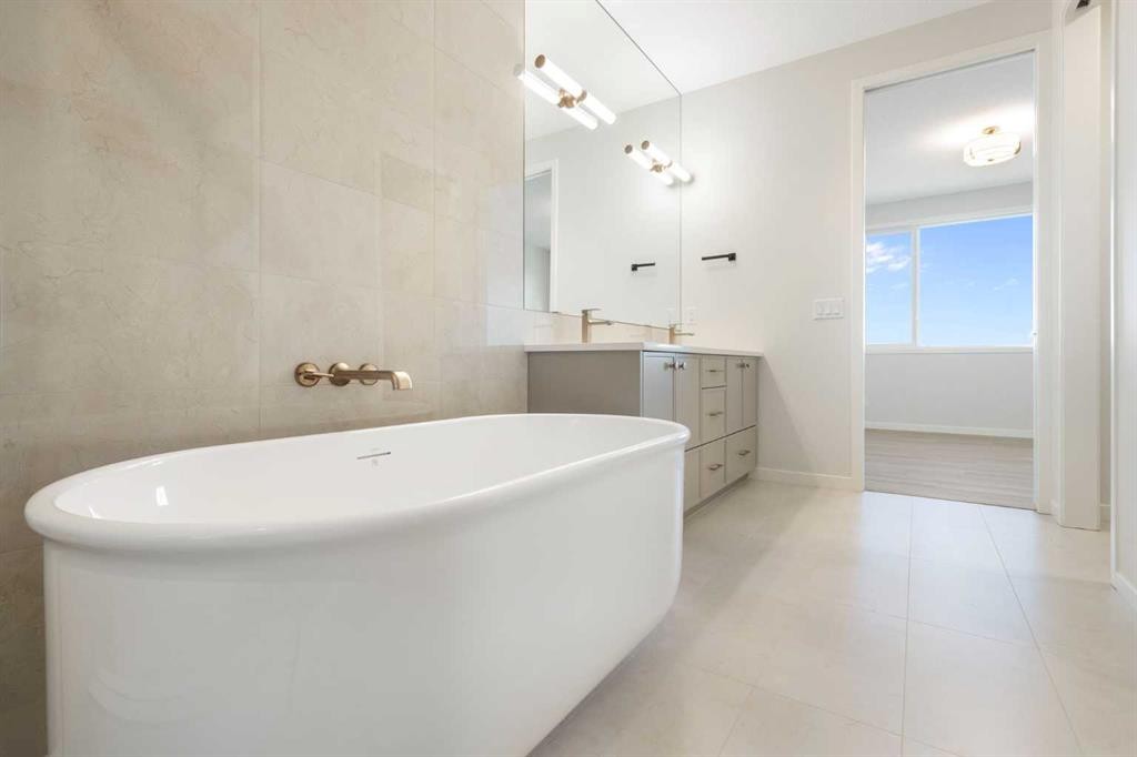 147 Marmot Grove Nw, Calgary, AB - Indoor Photo Showing Bathroom