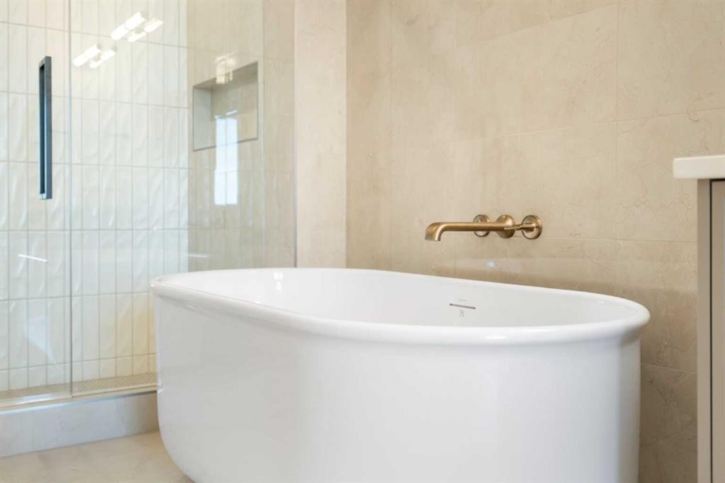147 Marmot Grove Nw, Calgary, AB - Indoor Photo Showing Bathroom