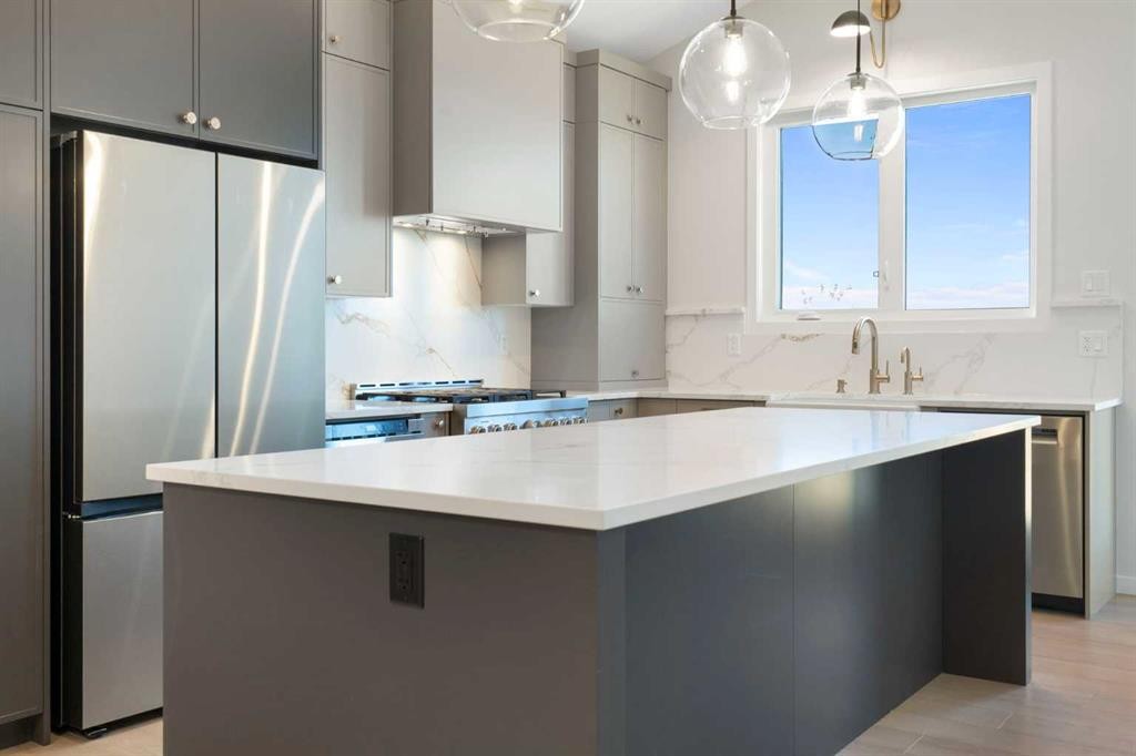 147 Marmot Grove Nw, Calgary, AB - Indoor Photo Showing Kitchen With Upgraded Kitchen