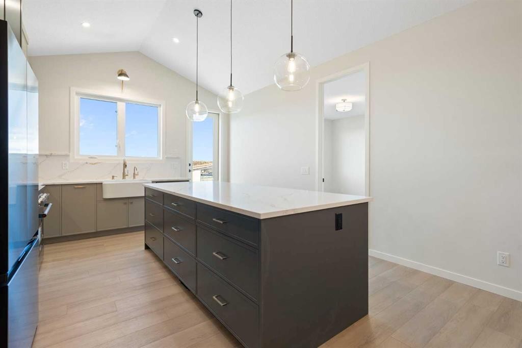 147 Marmot Grove Nw, Calgary, AB - Indoor Photo Showing Kitchen With Upgraded Kitchen