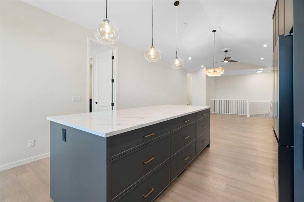 147 Marmot Grove Nw, Calgary, AB - Indoor