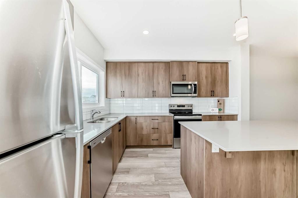 241 Bridgeport Gate, Chestermere, AB - Indoor Photo Showing Kitchen With Double Sink With Upgraded Kitchen