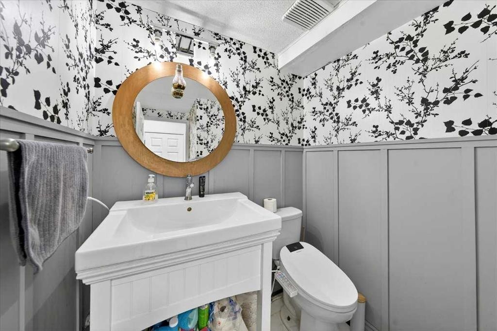 6979 Laguna Way Ne, Calgary, AB - Indoor Photo Showing Bathroom