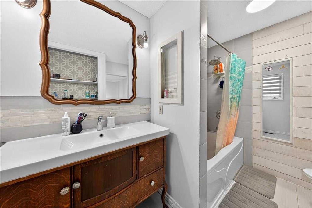 6979 Laguna Way Ne, Calgary, AB - Indoor Photo Showing Bathroom