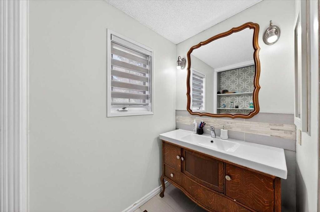 6979 Laguna Way Ne, Calgary, AB - Indoor Photo Showing Bathroom