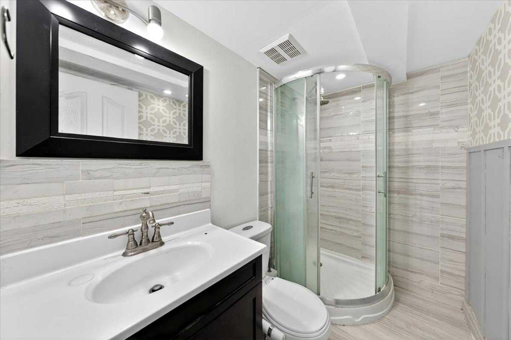6979 Laguna Way Ne, Calgary, AB - Indoor Photo Showing Bathroom