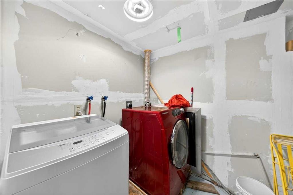 6979 Laguna Way Ne, Calgary, AB - Indoor Photo Showing Laundry Room