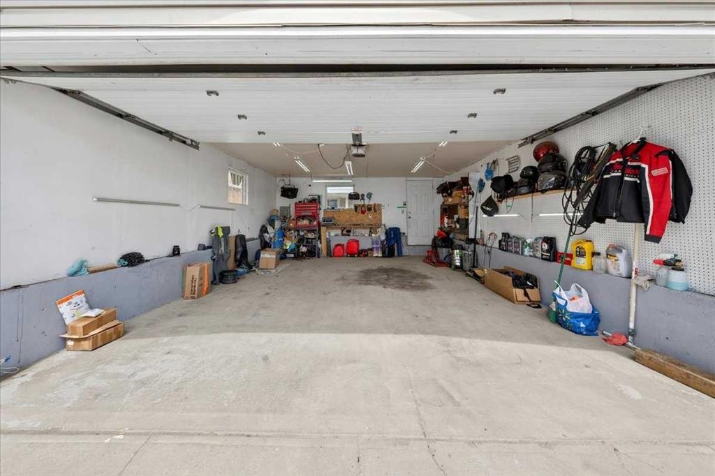 6979 Laguna Way Ne, Calgary, AB - Indoor Photo Showing Garage