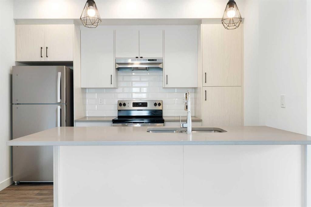 401-24 Rivercrest Drive, Cochrane, AB - Indoor Photo Showing Kitchen With Upgraded Kitchen
