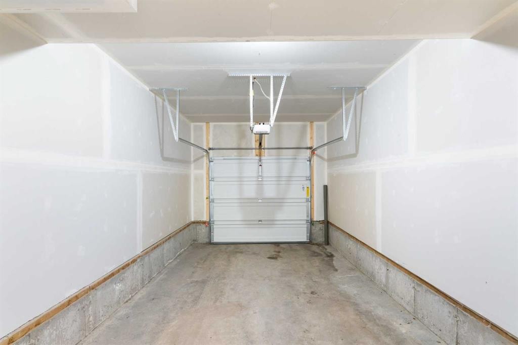 401-24 Rivercrest Drive, Cochrane, AB - Indoor Photo Showing Garage