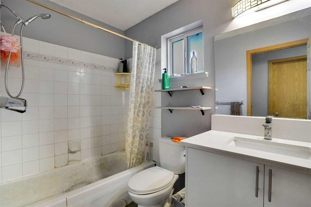 133 Martinglen Way Ne, Calgary, AB - Indoor Photo Showing Bathroom