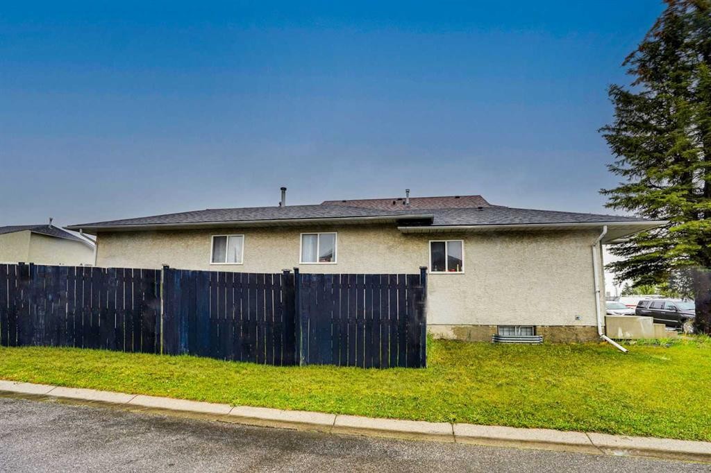 133 Martinglen Way Ne, Calgary, AB - Outdoor
