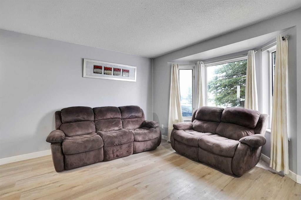 133 Martinglen Way Ne, Calgary, AB - Indoor Photo Showing Living Room
