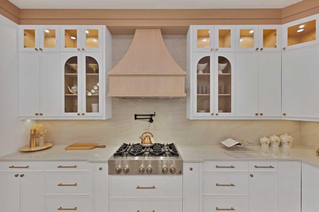 2221 Halifax Crescent Nw, Calgary, AB - Indoor Photo Showing Kitchen