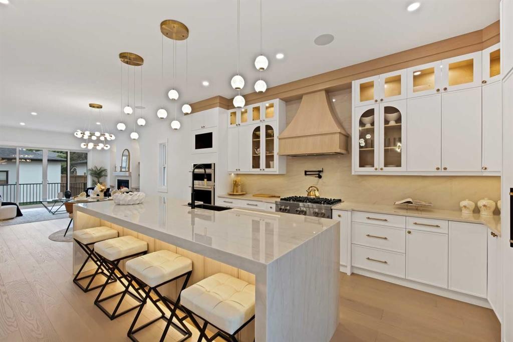 2221 Halifax Crescent Nw, Calgary, AB - Indoor Photo Showing Kitchen With Upgraded Kitchen