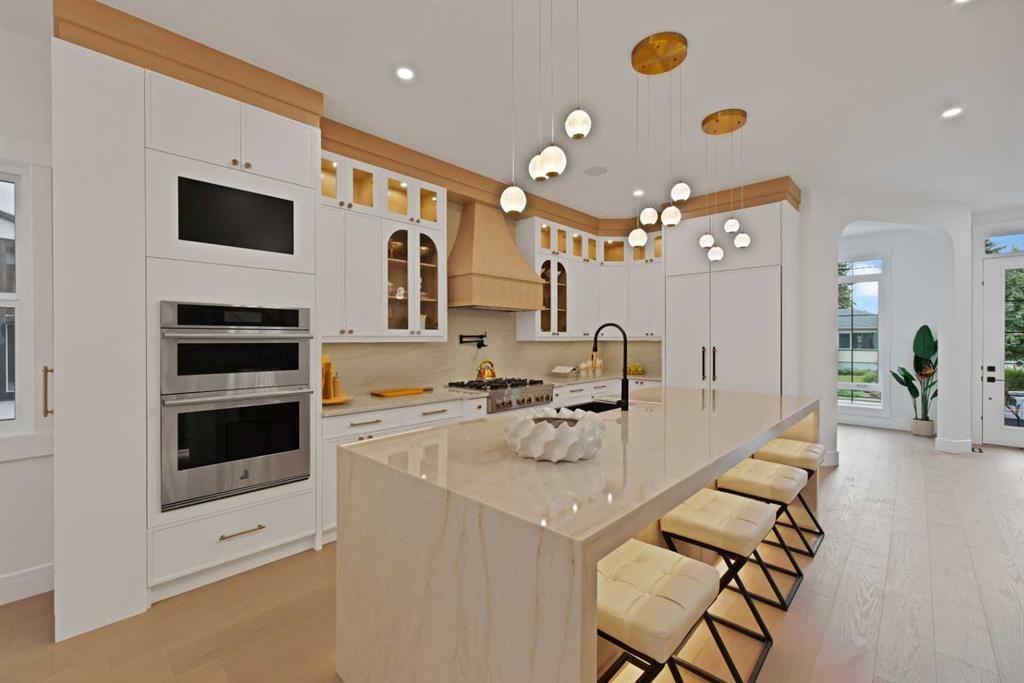 2221 Halifax Crescent Nw, Calgary, AB - Indoor Photo Showing Kitchen With Upgraded Kitchen