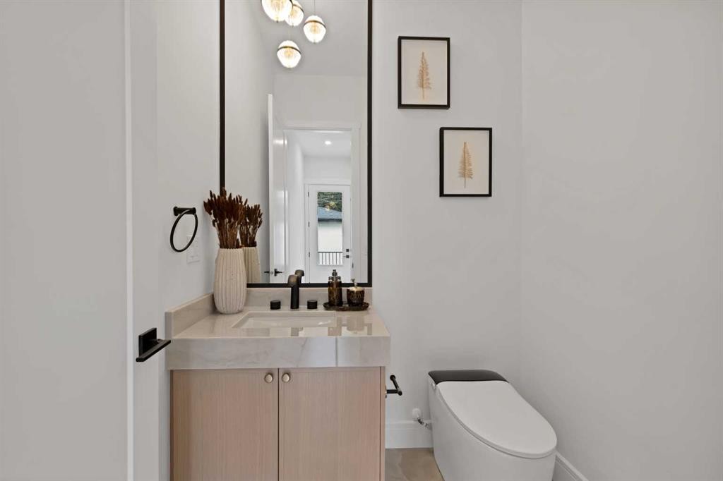 2221 Halifax Crescent Nw, Calgary, AB - Indoor Photo Showing Bathroom