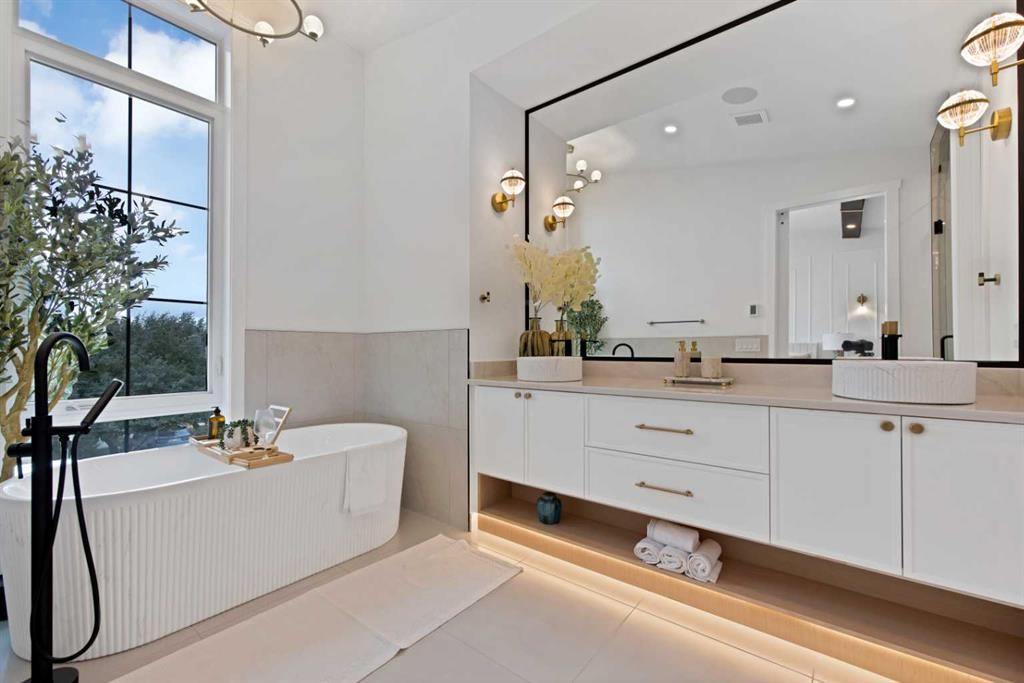2221 Halifax Crescent Nw, Calgary, AB - Indoor Photo Showing Bathroom