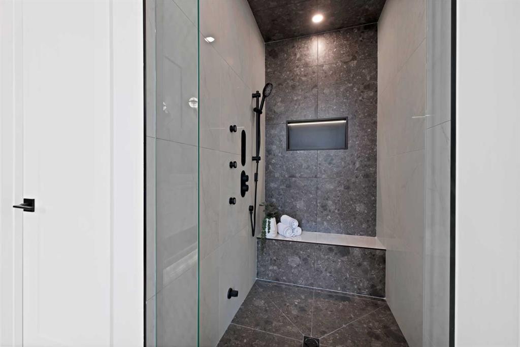 2221 Halifax Crescent Nw, Calgary, AB - Indoor Photo Showing Other Room