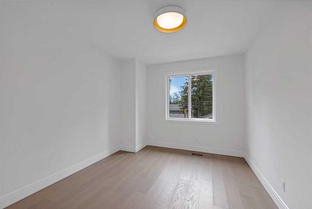 2221 Halifax Crescent Nw, Calgary, AB - Indoor Photo Showing Other Room