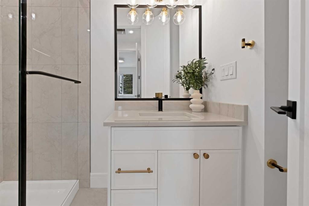 2221 Halifax Crescent Nw, Calgary, AB - Indoor Photo Showing Bathroom