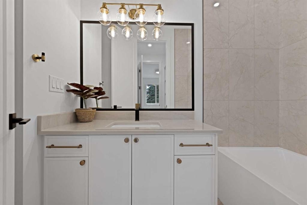 2221 Halifax Crescent Nw, Calgary, AB - Indoor Photo Showing Bathroom
