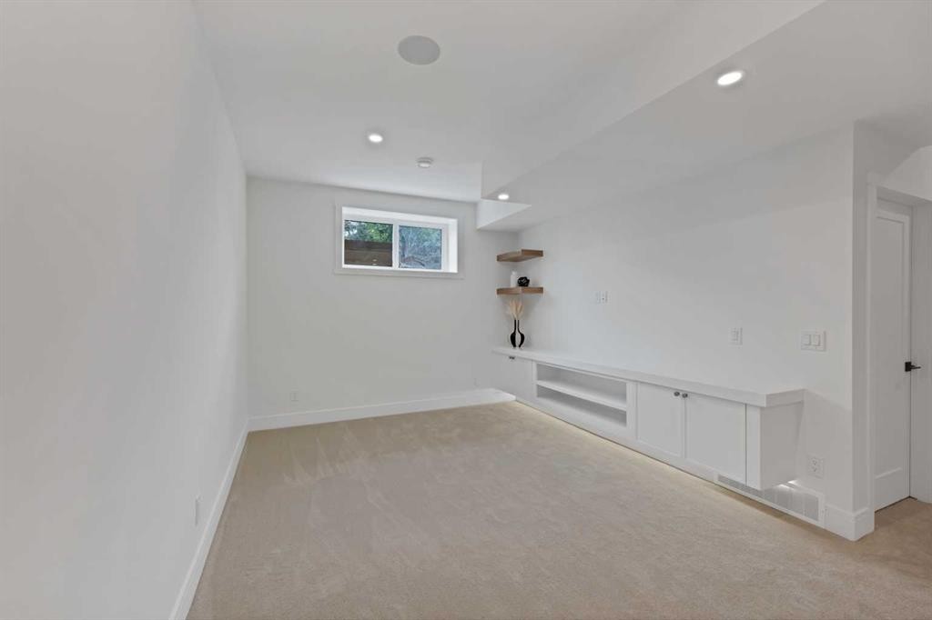 2221 Halifax Crescent Nw, Calgary, AB - Indoor Photo Showing Other Room