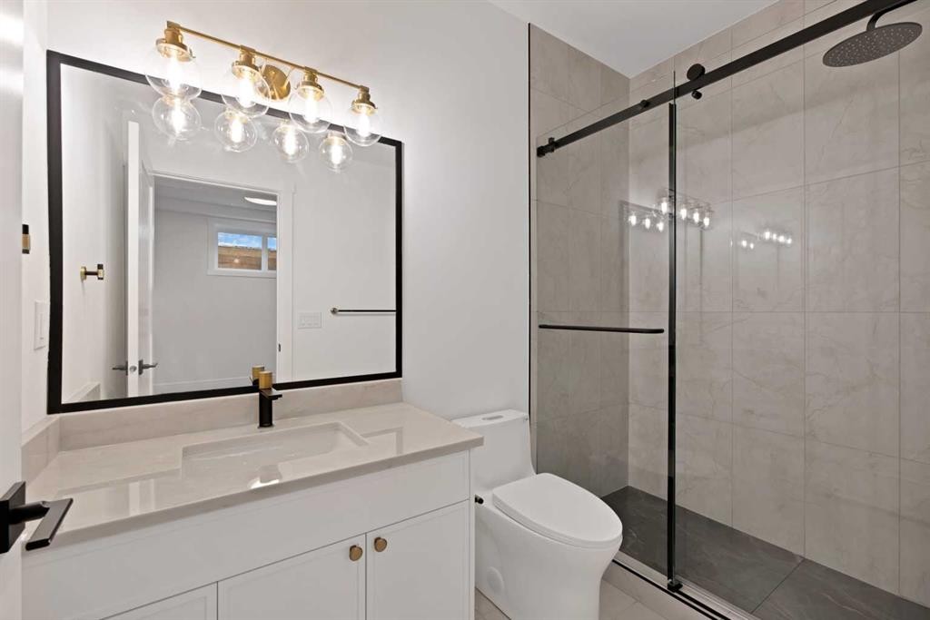 2221 Halifax Crescent Nw, Calgary, AB - Indoor Photo Showing Bathroom