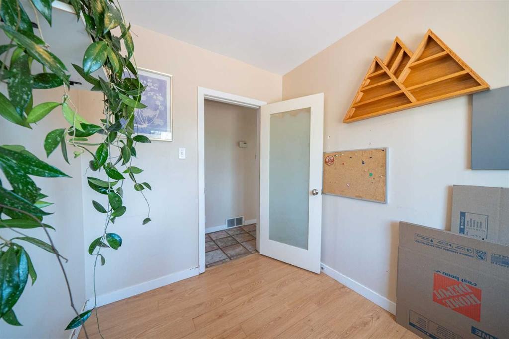 4627 29 Avenue Nw, Calgary, AB - Indoor Photo Showing Other Room