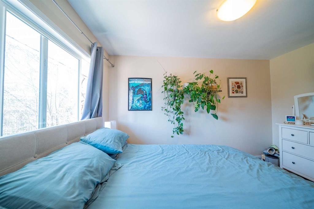 4627 29 Avenue Nw, Calgary, AB - Indoor Photo Showing Bedroom