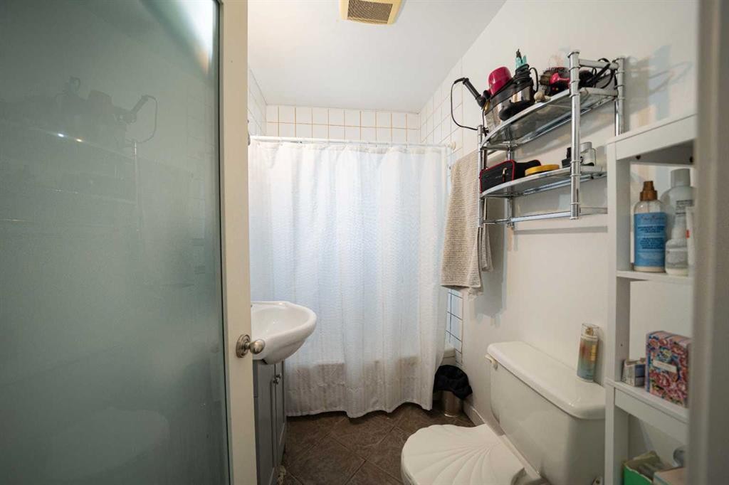 4627 29 Avenue Nw, Calgary, AB - Indoor Photo Showing Bathroom