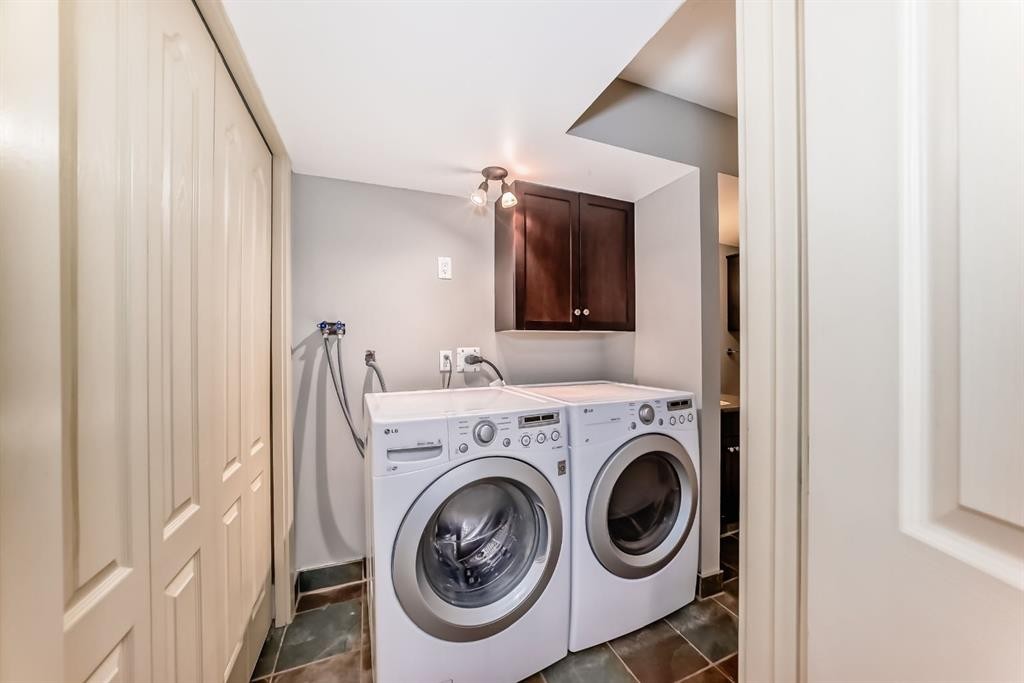 237 Rainbow Falls Drive, Chestermere, AB - Indoor Photo Showing Laundry Room
