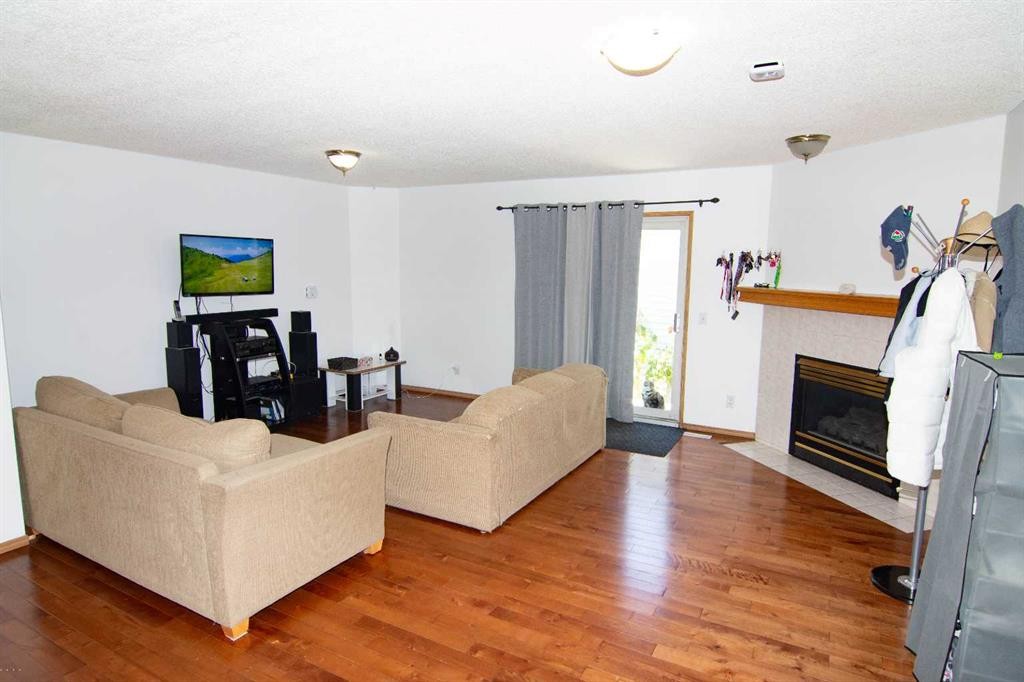 3850 Catalina Boulevard Ne, Calgary, AB - Indoor Photo Showing Living Room With Fireplace