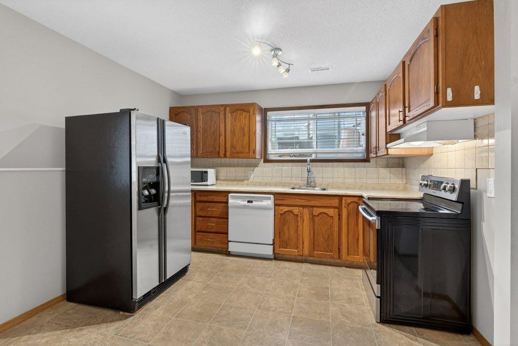 156 Rivercroft Close Se, Calgary, AB - Indoor Photo Showing Kitchen