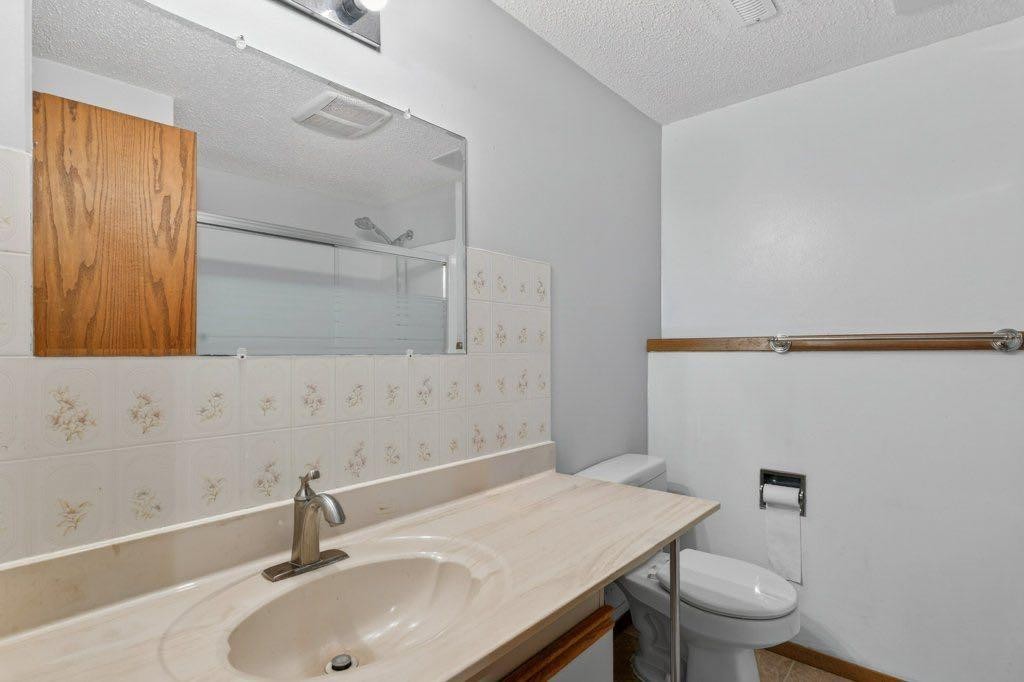 156 Rivercroft Close Se, Calgary, AB - Indoor Photo Showing Bathroom