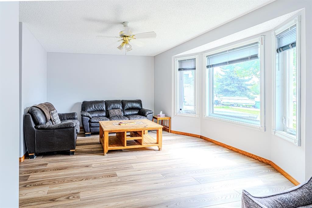 70 Elizabeth Way Se, Airdrie, AB