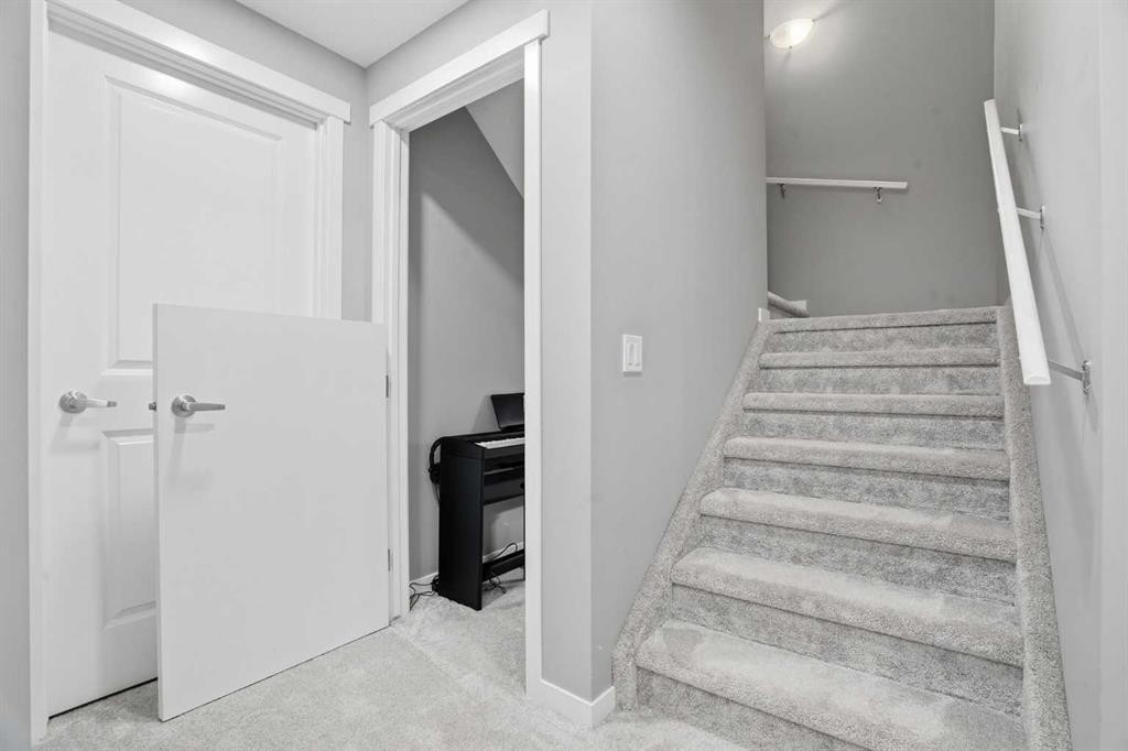 393 Masters Avenue Se, Calgary, AB - Indoor Photo Showing Other Room