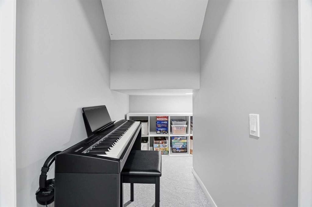 393 Masters Avenue Se, Calgary, AB - Indoor
