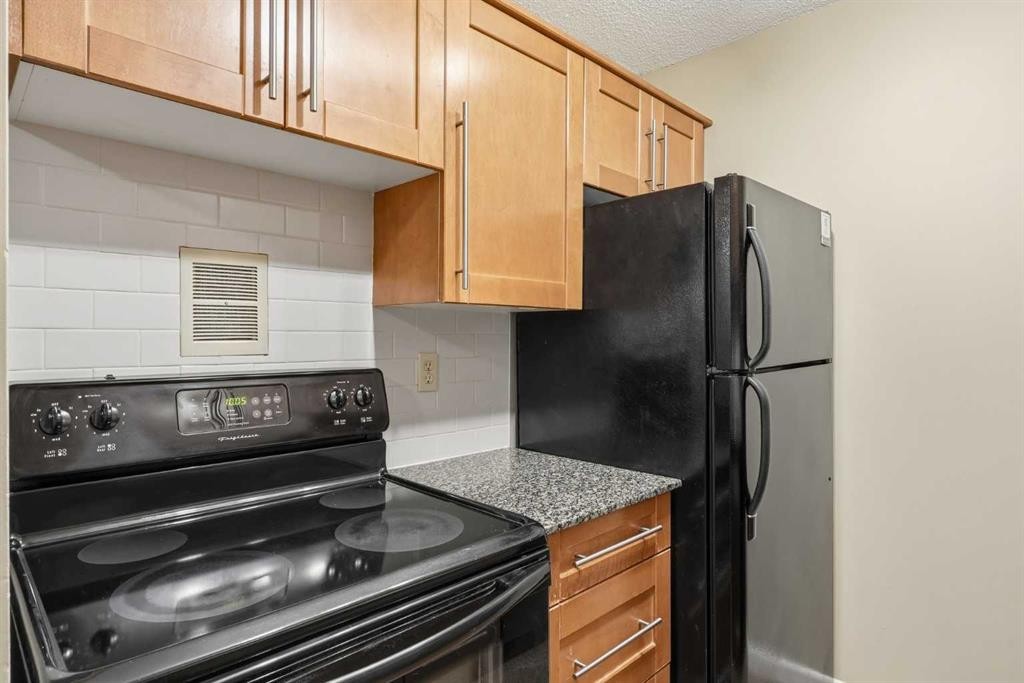 723-6400 Coach Hill Road Sw, Calgary, AB - Indoor Photo Showing Kitchen