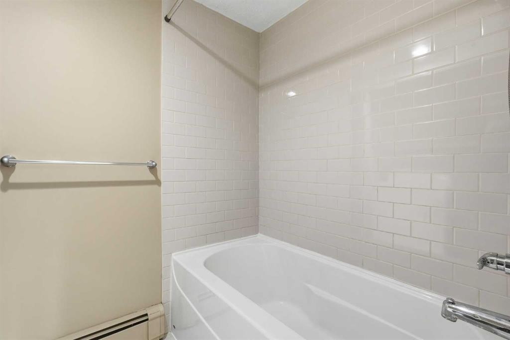 723-6400 Coach Hill Road Sw, Calgary, AB - Indoor Photo Showing Bathroom