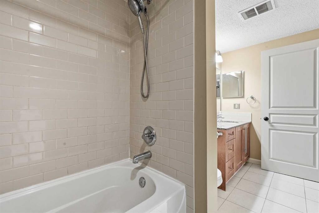 723-6400 Coach Hill Road Sw, Calgary, AB - Indoor Photo Showing Bathroom