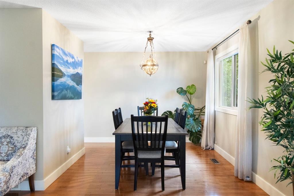 10504 Spadina Drive Sw, Calgary, AB - Indoor Photo Showing Dining Room