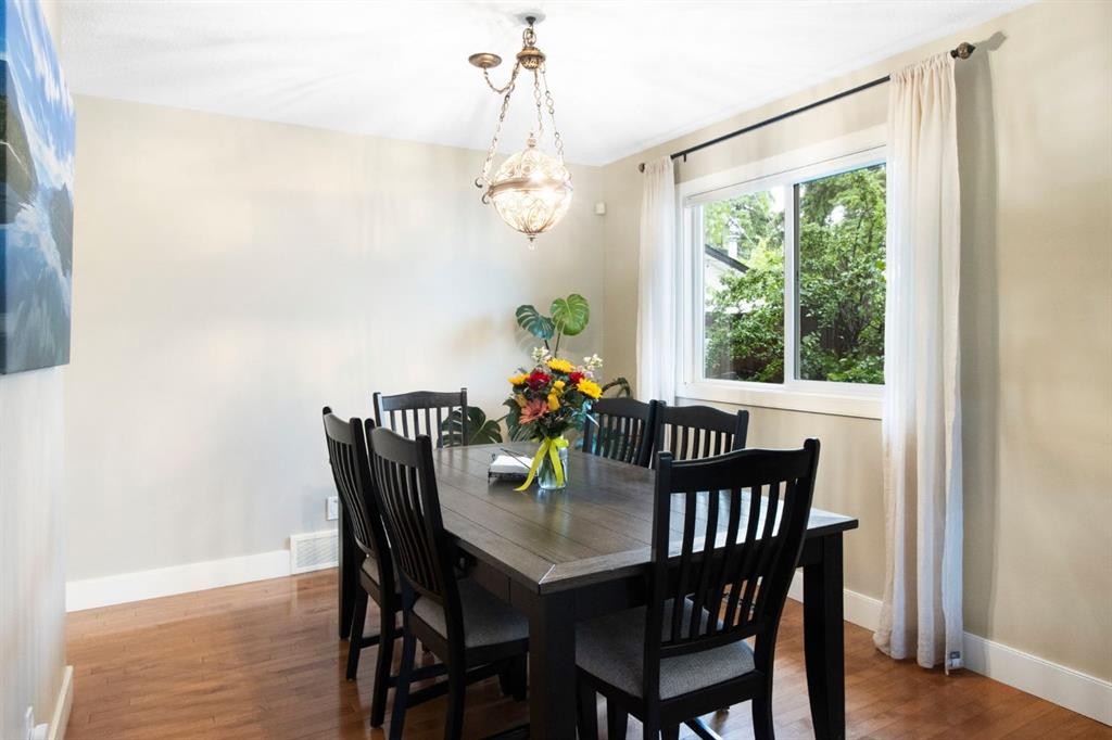 10504 Spadina Drive Sw, Calgary, AB - Indoor Photo Showing Dining Room