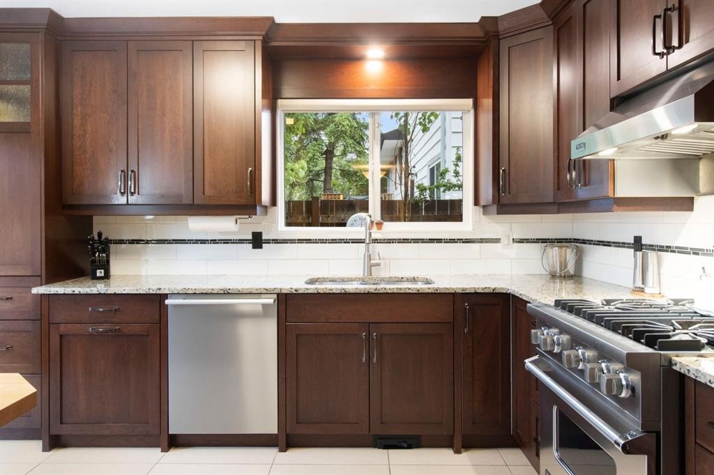 10504 Spadina Drive Sw, Calgary, AB - Indoor Photo Showing Kitchen