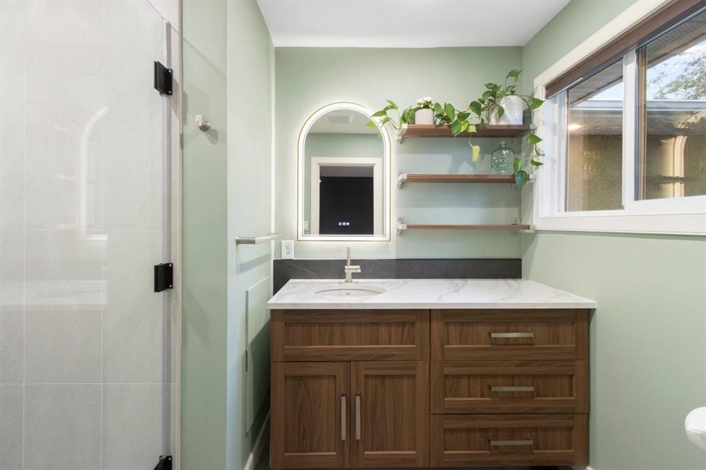 10504 Spadina Drive Sw, Calgary, AB - Indoor Photo Showing Bathroom