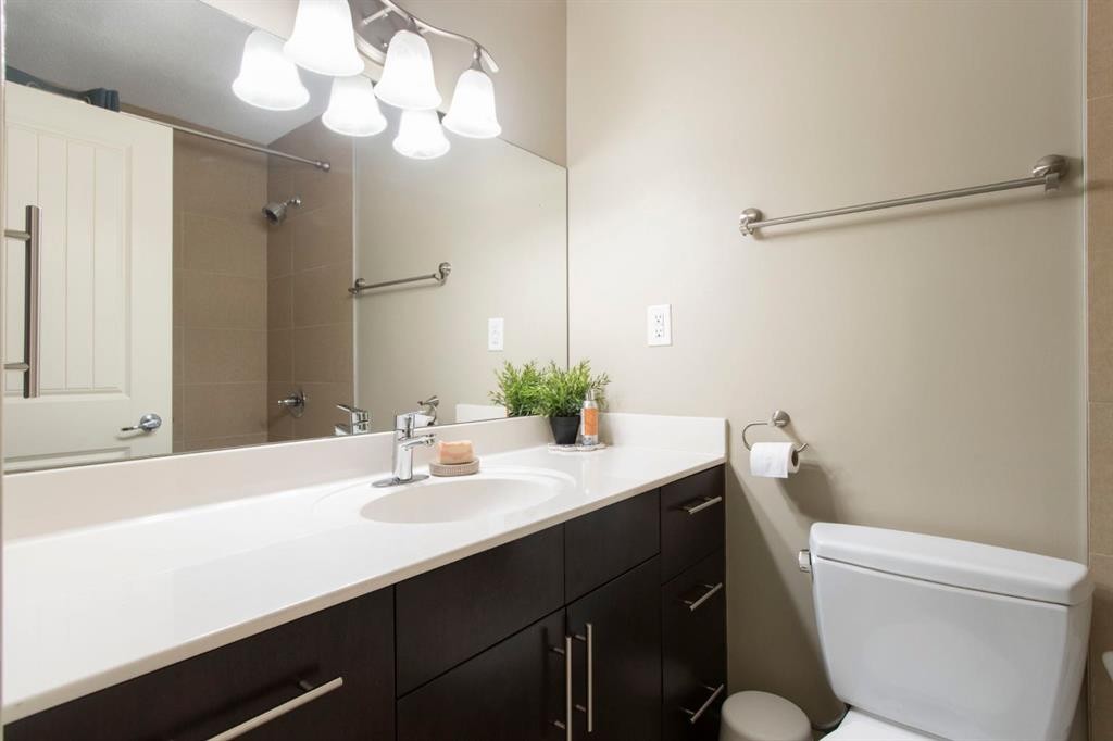 10504 Spadina Drive Sw, Calgary, AB - Indoor Photo Showing Bathroom