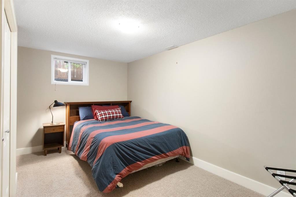 10504 Spadina Drive Sw, Calgary, AB - Indoor Photo Showing Bedroom