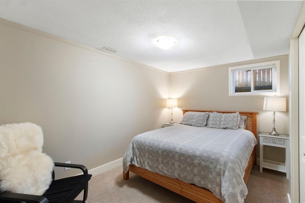 10504 Spadina Drive Sw, Calgary, AB - Indoor Photo Showing Bedroom