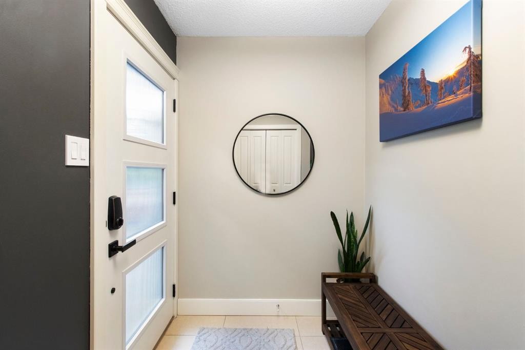 10504 Spadina Drive Sw, Calgary, AB - Indoor Photo Showing Other Room