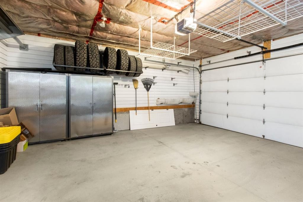 10504 Spadina Drive Sw, Calgary, AB - Indoor Photo Showing Garage